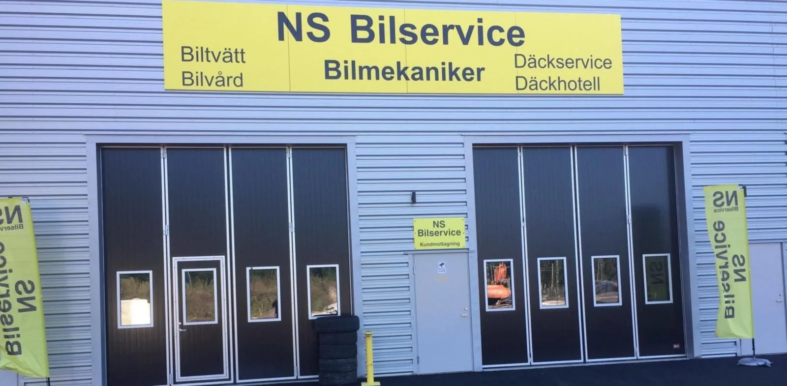 NS Bilservice i Gävle, verkstadens entré med gul skylt.